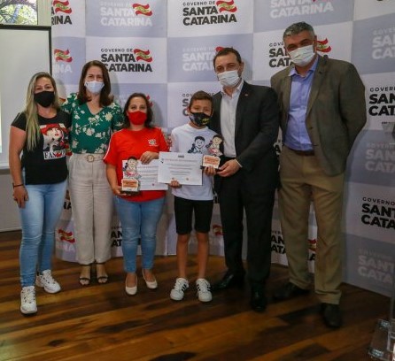 Governador Carlos Moisés entrega troféus do 3º Prêmio Honestidade nas Escolas