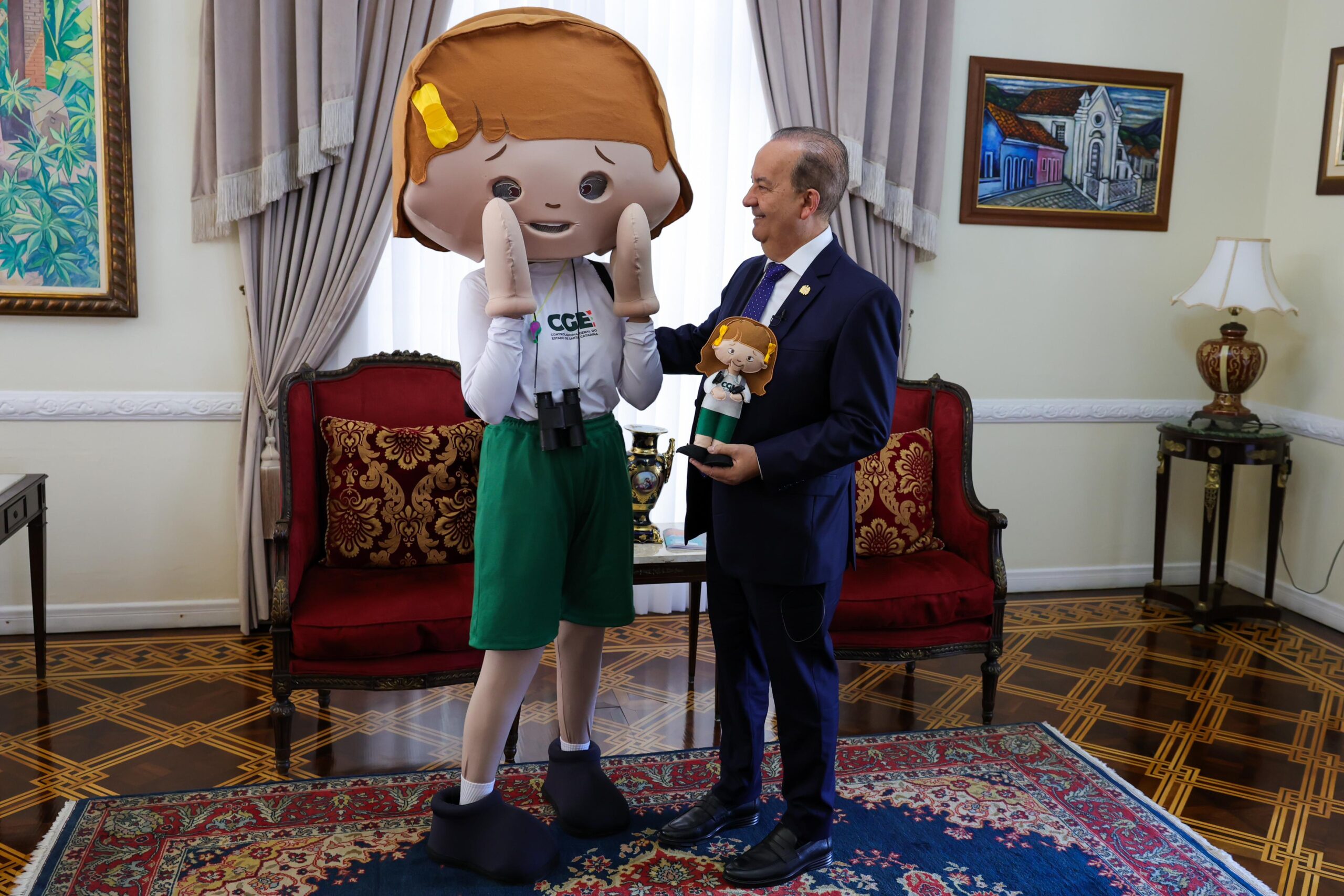 Governador recebe mascote do Programa Honestidade nas Escolas